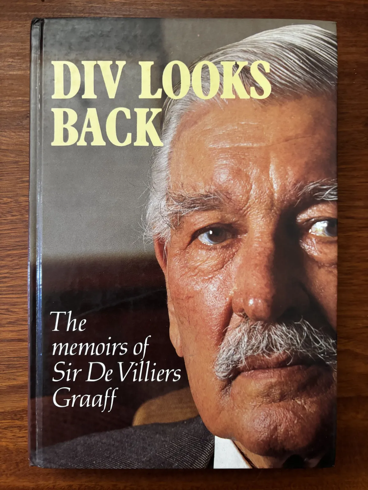 Div Looks Back: The Memoirs of Sir De Villiers Graaff - Sir De Villiers Graaff