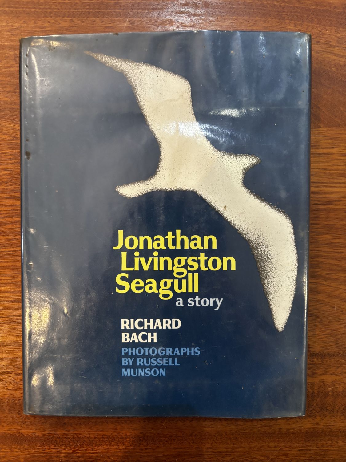 Jonathan Livingston Seagull — Richard Bach (hardback, photographs by Russell Munson)